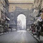 L'arc de la Porte Saint-Denis vue de la rue du Faubourg Saint Denis Paris 10e, en 1914.