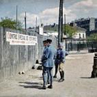 Des soldats lisant des affiches à la porte de Saint-Cloud, Paris 16e, 1920.