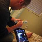 "Papá arreglando el set de gomas de colores mientras ve el partido en el iPad".