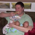 "Papá aprendió la técnica de la doble sujeción para cenar al mismo tiempo. #gemelos"