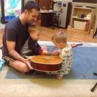 "Tocando la guitarra con Papá".
