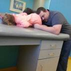 "La niña estuvo toda la noche despierta por un resfriado, así que nosotros también. Estábamos agotados cuando llegamos a la consulta del médico, ¡ja, ja, ja!".
