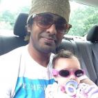 "La bebé y papá con sus nuevas gafas a su llegada a EEUU desde India. ¡Hipster chic de moda!"