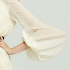 Bloomingdales convirtió a una modelo en la mujer con el codo más alejado del hombro del mundo.
