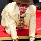 Johnny Depp dej&oacute; sus manos en el paseo de la fama de Hollywood en 2005