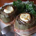 El autor de la receta propone acompañar las alcachofas de una ensalada y servir el plato para cenar. Sigue estos pasos para prepararla.