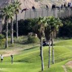 Los inmigrantes irregulares intentan cruzar la valla de la ciudad autónoma junto a un campo de golf. Sin palabras.