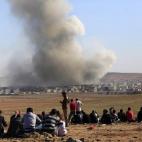Un grupo de turcos observa en la frontera un bombardeo en la vecina ciudad siria de Kobani, asediada por el Estado Islámico.