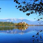 En Eslovenia, Bled es un precioso pueblo localizado en la zona de los Alpes Julianos. Como destino para descubrir es una maravilla, y mucha gente lo visita atraída por su lago, lo más característico que tiene el pueblo y cuyo punto más boni...