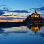 Posiblemente, Saint-Michel sea uno de los sitios más bonitos de toda la Baja Normandía, en Francia. Para situarnos, Saint-Michel es un islote que se une a tierra por una pequeña carretera. En su cumbre está la abadía, coronada por una estat...