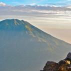 A más de 2.900 metros de altitud se encuentra el volcán Merapi, en la isla de Java, famoso por ser el más activo de Indonesia ya que entra en erupción cada 10 o 15 años. De hecho, el nombre le viene al pelo, porque Gunung Merapi significa e...