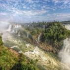 Es una de las Siete Maravillas Naturales del Mundo y no le faltan motivos. Las cataratas de Iguazú son las más famosas del mundo, junto a las del Niágara y a las Victoria, miden 2.700 metros de ancho y tienen 275 saltos de agua. Todo ello, po...