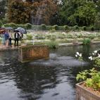 Los pr&iacute;ncipes Guillermo y Harry y la duquesa Catalina visitan el White Garden en homenaje a Diana en el palacio de Kensington, el 30 de agosto de 2017.