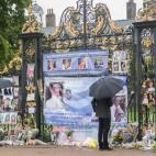 Los pr&iacute;ncipes Guillermo y Harry visitan los homenajes a Diana en el palacio de Kensington, el 30 de agosto de 2017.