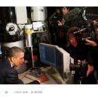 Este Tumblr tenía que existir: obamaischeckingyouremail.tumblr.com. Recopila fotos de Obama mirando ordenadores o teléfonos móviles.