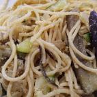 INGREDIENTES: espaguetis, berenjena, calabac&iacute;n, cebolla, sal, aceite de oliva y parmesano. Encuentra la receta completa en COOKPAD. Por Tania