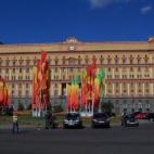 La sede de la KGB soviética tiene anexo un edificio que fue una prisión y, aunque no se puede visitar, sí que es un pedacito importante de la historia rusa. Como explica el autor de la foto, Fredo, "fue la sede de la KGB soviética (ahora FSB...