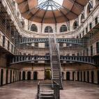 "La cárcel de Kilmainham es una antigua cárcel, ahora museo, que está a la salida de Dublín, pero todavía tiene acceso en autobús. Lleva abierta como museo desde 1986. Es famosa en la historia de Irlanda porque muchos líderes de la indepe...