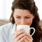 Tan solo el olor a café ayuda a reducir el estrés asociado con la pérdida del sueño. Es decir, no es costumbre ni adicción levantarse y colar café de inmediato y tomarlo. Es una medida de reducción de estrés.