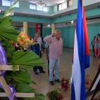 Un grupo de personas rinden tributo al exgobernante cubano Fidel Castro hoy