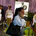 Una mujer llora en La Habana la muerte de Fidel Castro