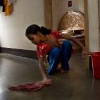 Anika Akther, de 13 a&ntilde;os, limpia el suelo de una de las dos casas en las que trabaja a media jornada en Dhaka, la capital de Bangladesh. All&iacute;, Anika desempe&ntilde;a las tareas dom&eacute;sticas por la ma&ntilde;ana, va a una de la...