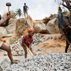 Varios ni&ntilde;os trabajan la piedra con herramientas pesadas en una cantera del distrito de Bombali, en Sierra Leona.