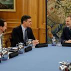 El rey Felipe conversa con el presidente del Gobierno, Pedro Sánchez (c), y el vicepresidente segundo, Pablo Iglesias (i), durante el Consejo de Ministros.