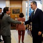 El rey Felipe VI recibe al vicepresidente presidente segundo del Gobierno, Pablo Iglesias (i), a su llegada al Palacio de la Zarzuela. 