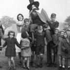 Bonfire night o la noche de las hogueras se celebra el 5 de noviembre. Esta foto se tomó en 1947 en un orfanato de Aldersbrook, Wanstead (Reino Unido). El 5 de noviembre es una fecha muy importante en el cómic 'V de Vendetta'. Quien lo haya ...
