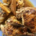 Una opci&oacute;n r&aacute;pida y sabrosa para disfrutar de pollo acompa&ntilde;ado de patatas y cebollas. Lee la receta completa aqu&iacute;.