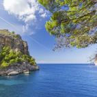 Esta pequeña playa escondida al final del Torrent de Pareis, en plena Sierra de Tramuntana, es uno de los rincones más mágicos de la isla de Mallorca. Hay que decir que es una playa de dimensiones reducidas y que en verano siempre está llena...