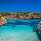 Entre las mejores playas de Mallorca, no puede faltar el Caló des Moro, una cala preciosa y semiescondida en el sureste de la isla. Es muy popular entre los mallorquines, pero también entre los turistas, por lo que no es de extrañar que si va...