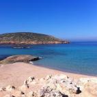 Para muchos Cala Conta es una de las mejores playas de Ibiza. Las vistas que ofrece a los islotes de la costa de Ibiza, sus aguas tranquilas y turquesas y sus diferentes zonas hacen que sea uno de los arenales más visitados del verano. Zona roc...