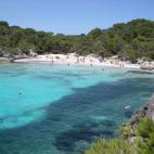 Si tu destino es Menorca, sin duda, una de las mejores playas de esta isla es Cala Turqueta. Rodeada de pinos, esta pequeña cala de arena fina y aguas turquesas (de ahí el nombre) es como un pedacito del cielo en la tierra. No es difícil acce...