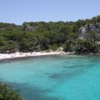 No es de las playas más grandes de Menorca, pero sí de las más bonitas y populares. Tanto Cala Macarella como su hermana pequeña, Cala Macarelleta, son dos de los rincones más especiales de la isla. Su belleza y su entorno natural hacen de ...