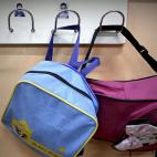 Dos mochilas escolares en una de las aulas del Colegio público Palacio Valdés de Madrid, a primera hora de la mañana.