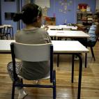Dos niños, en una de las aulas del Colegio público Palacio Valdés de Madrid, a primera hora de la mañana.