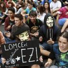 Estudiantes hacen una sentada protesta en Bilbao contra la nueva ley de educación.