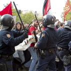 Los antidisturbios cargan contra manifestantes en Zaragoza que trataban de desviar la manifestación hacia una comisaría donde permanecían detenidos dos integrantes de un piquete informativo. 