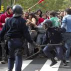 Los antidisturbios cargan contra manifestantes en Zaragoza que trataban de desviar la manifestación hacia una comisaría donde permanecían detenidos dos integrantes de un piquete informativo.