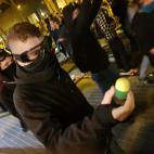 Un manifestante muestra un proyectil de goma en plenos enfrentamientos en Barcelona