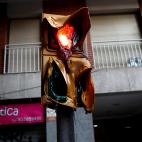 Los restos de un semáforo, tras la batalla campal en Cataluña