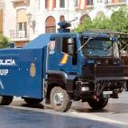 Tanqueta de agua que la Polic&iacute;a Nacional ha desplazado a Barcelona