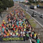 Participantes en una 'Marcha por la Libertad' ocupan una de las carreteras en Cataluña