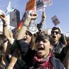 Jóvenes que han acudido a la manifestación convocada en Madrid por el Sindicato de Estudiantes concentrados en la Puerta del Sol