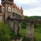 Este precioso castillo de estilo gótico fue construido sobre las ruinas de una fortificación que había sobre el río Zlasti. Su entrada es una de las más espectaculares que se pueden encontrar, con un largo recorrido sobre el río. Curiosame...