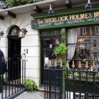 Esta es muy fácil. Para hacer la serie lo más fiel posible a los libros de Sir Arthor Conan Doyle, los creadores de “Sherlock” utilizan el Museo de Sherlock Holmes (al menos el exterior) para las imágenes de la residencia del detective y ...