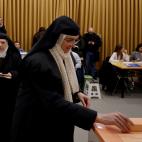 Un clásico: monjas votando en Madrid