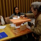 Una votante madrugadora. en Madrid